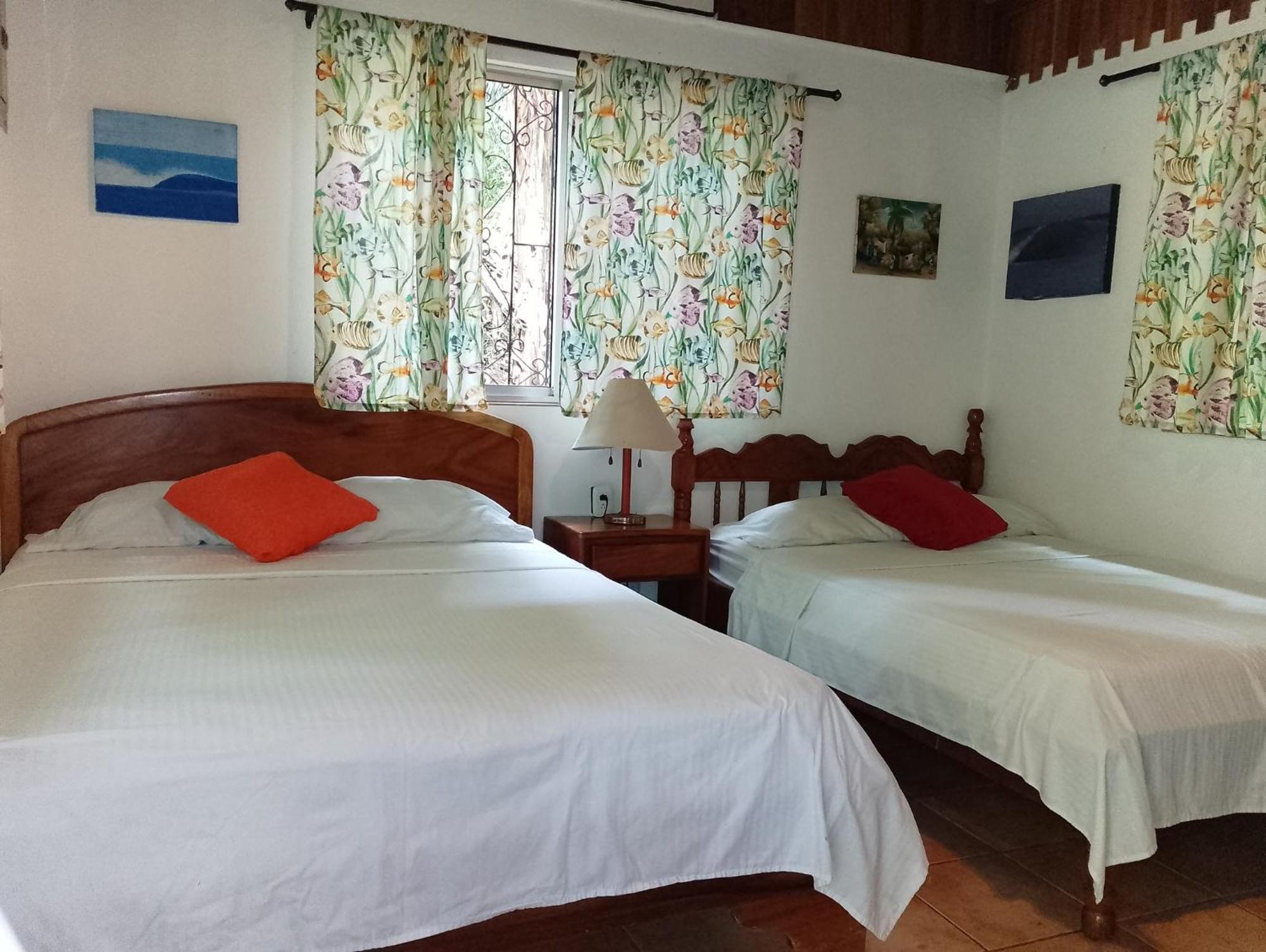 Mal Pais Surf Camp Hotel Playa Santa Teresa  Exterior photo